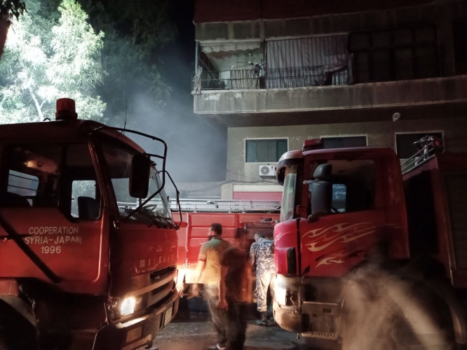 إخماد حريق في مستودع بطاريات وقطع غيار سيارات في منطقة الفحامة بدمشق