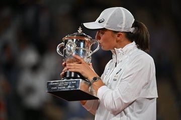 لاعبة التنس البولندية شفيونتيك تتوج ببطولة رولان غاروس الفرنسية