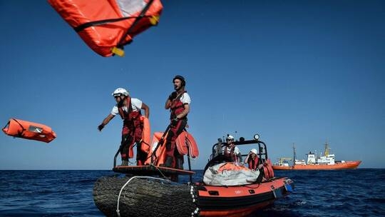 مقتل 3 مهاجرين وفقدان 12 ٱخرين بغرق قواربهم قبالة تونس
