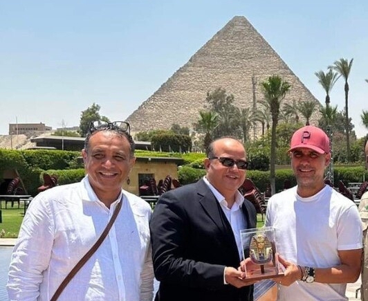 الإسباني غوارديولا وعائلته بضيافة الأهرامات المصرية