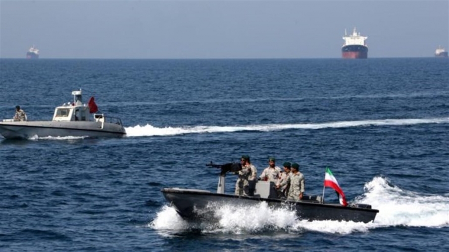 الحرس الثوري يحتجز ناقلة وقود إيراني مهرب أجنبية رغماً عن القوات الأمريكية التي تحميها