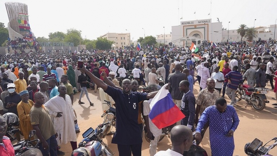تحيا روسيا و لتسقط فرنسا.. الآلاف يتظاهرون أمام السفارة الفرنسية لدى النيجر