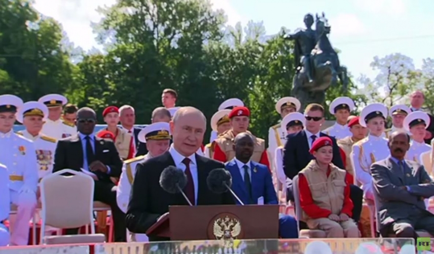 بوتين برفقة عدد من رؤساء الدول الأفريقية يحضر عرضاً عسكرياً بحرياً احتفالاً بيوم البحرية الروسية