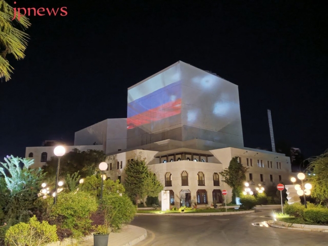 بمناسبة يوم العلم الروسي... إضاءة مبنى دار الأسد للثقافة والفنون بألوانه