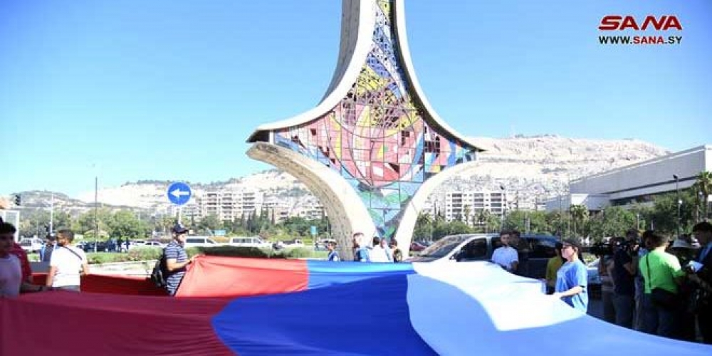 ضمن فعاليات عيد العلم الروسي.. رفع علم روسيا الاتحادية في ساحة الأمويين
