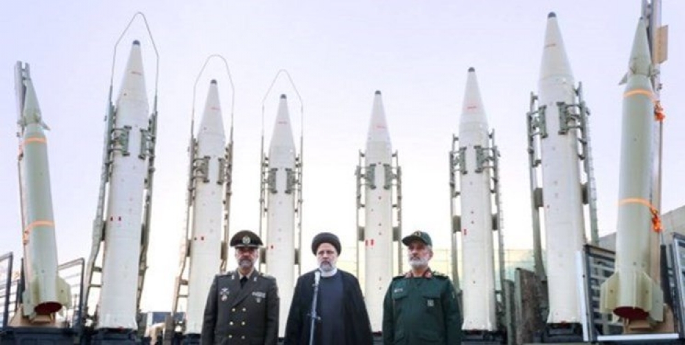 إيران تدخل صواريخ جديدة إلى الخدمة وتزيح الستار عن أسلحة متطورة