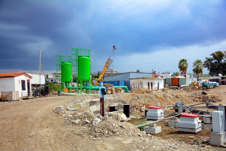 محافظ اللاذقية يتفقد أعمال تنفيذ محطة تصفية مياه بحيرة 16 تشرين