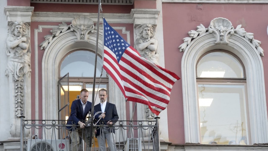 روسيا تطرد دبلوماسيين أمريكيين رفيعي المستوى من السفارة الامريكية وتكشف الأسباب