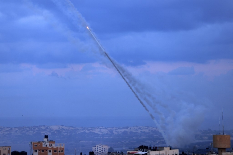 القسام ترد على العدو وتمطر مستعمرات ومواقع العدو  برشقات صاروخية متتالية من غزة ولبنان