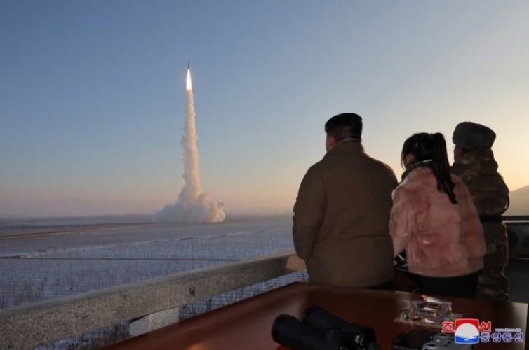 كوريا الديمقراطية تختبر بنجاح إطلاق صاروخ بالستي من طراز هواسونغ 18