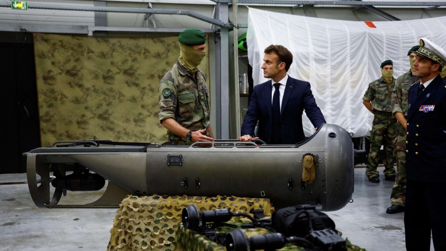 الرئيس الفرنسي يستعرض قوة بلاده بعشاء مع مئات الجنود بقاعدة فرنسية في الأردن
