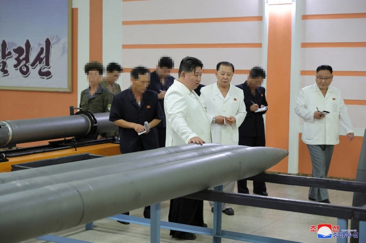 رداً على الاستفزازات.. كوريا الشمالية تجري مناورات بالذخيرة الحية والرئيس كيم في مصنع الصواريخ الاستراتيجية