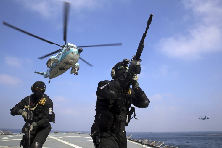الجيش الإيراني يحجز ناقلة نفط أمريكية قرب ميناء الفجيرة