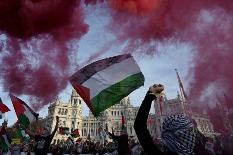 آلاف المحتجين في مدريد يطالبون بوقف الإبادة الجماعية في غزة