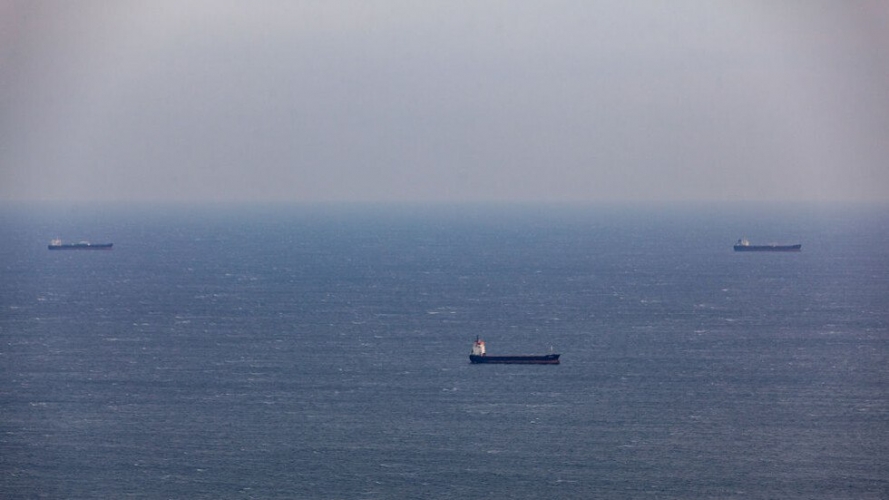 أنصار الله يعلنون استهداف سفينة تابعة للبحرية الأمريكية أثناء إبحارها في خليج عدن