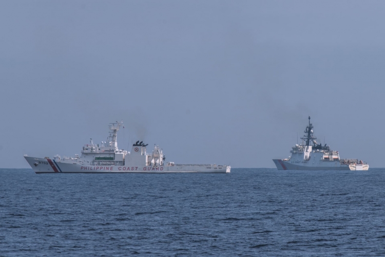 اصطدام سفينتين عسكريتين فلبينية وصينية وتضرر السفينة الفلبينية