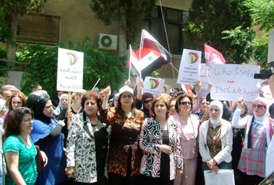سوريات يتظاهرن بدمشق احتجاجا على الصمت الدولي على جرائم المسلحين