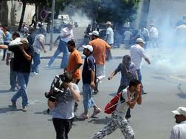 الشرطة التونسية تطلق القنابل المسيلة للدموع على المتظاهرين المطالبين بإقالة وزير الداخلية