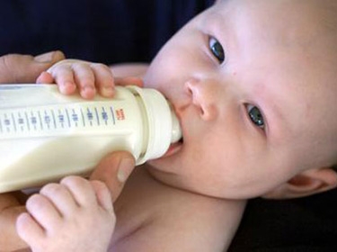 الحليب أفضل من الماء لإرواء ظمأ الأطفال