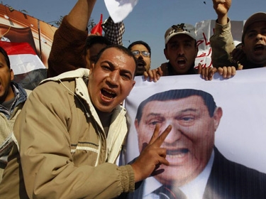 انصار مبارك يطردون صحافيين من المؤتمر الصحافي للمحامين الكويتيين      