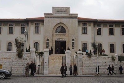 مرسوم يسمح للطلاب في مرحلة الإجازة الجامعية في النظام الفصلي المعدل بالدخول الى الدورة الصيفية من العام الدراسي 2011-2012 دون النظر إلى عدد المقررات التي يحملونها