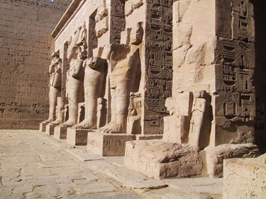 باب فرعوني عمره 3500 عام