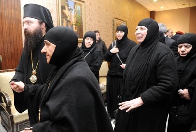 Released nuns arrive in Damascus amid popular and religious reception 