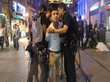 اعتقالات جديدة.. شرطة أردوغان تواصل حملة اعتدائها على الأطفال والصحفيين