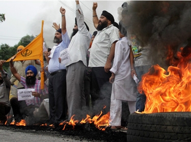  حظر تجول في مدينة هندية عقب اشتباكات بين المسلمين والسيخ