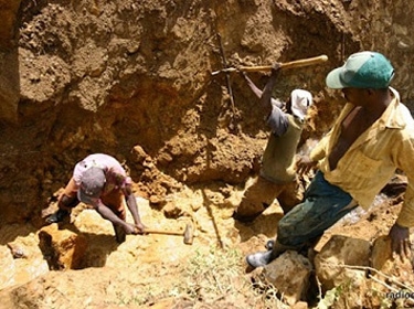 انهيار منجم ذهب يسفرعن مقتل 25 شخصا في افريقيا الوسطى