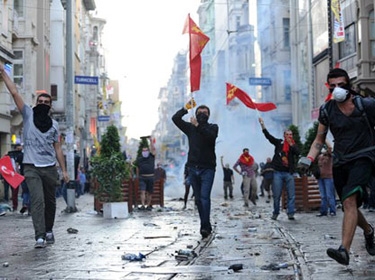 الشرطة التركية تفرق مظاهرة ضد أردوغان