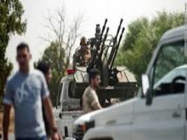 جماعات مسلحة تقتحم وتحتل مقرات حكومية في العاصمة الليبية
