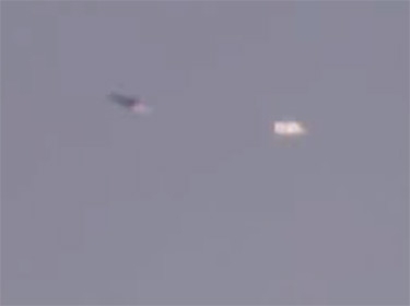 بالفيديو.. طائرة سورية تستهدف ارهابيين وتناور في السماء مفشلة محاولات بإسقاطها