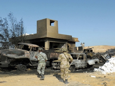 مقتل 6 جنود مصريين في هجوم على مدرعتين عسكريتين غرب العريش     
