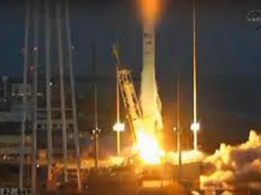 انفجار صاروخ أمريكي يحمل مركبة فضائية لحظة انطلاقه قبالة سواحل فرجينيا