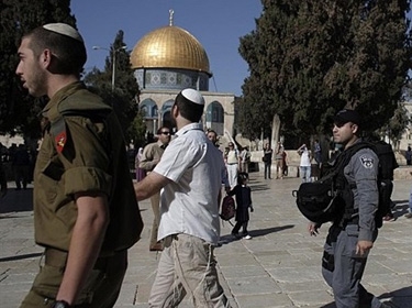 سلطات الاحتلال الصهيوني تعيد فتح المسجد الأقصى بعد يوم من إغلاقه