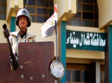 جرح 7 جنود مصريين في انفجار قنبلة بمدرعة في شمال سيناء