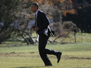 بالفيديو.. أوباما يركض لجلب هاتفه البلاكبيري