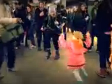 بالفيديو .. فتاة تجعل الجميع يرقص في مترو انفاق بمدينة نيويورك 