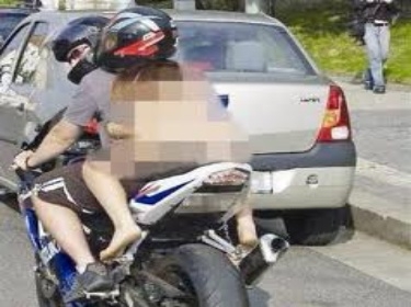  لعدم ارتدائه الخوذة.. الشرطة النيوزلندية تخالف سائق دراجة عاريا  