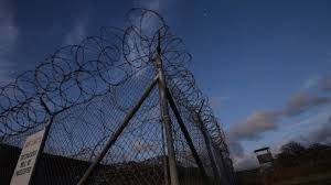 الولايات المتحدة ترحل 4 معتقلين أفغان في غوانتانامو إلى بلادهم