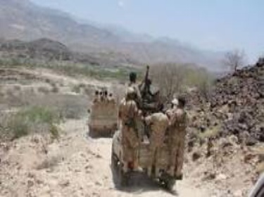 جرح عدد من العسكريين بانفجار عبوة ناسفة استهدفت ناقلة للجيش اليمني