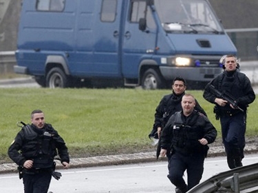 الشرطة الفرنسية توقف طفلاً أيد مهاجمي 