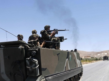 إصابة 5 جنود لبنانيين باشتباكات مع مسلحين في جرود عرسال