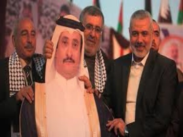 إسماعيل هنية يبجل مجسم لرجل أعمال قطري والفلسطينيين يطالبونه بالاعتذار