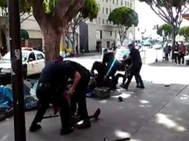 الشرطة الأمريكية تقتل مشرد أعزل بعد صعقه في كاليفورنيا