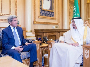 العاهل السعودي يلتقي جون كيري في الرياض