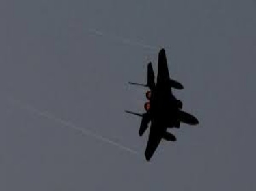 الطائرات الحربية السعودية تجدد غاراتها العدوانية على عدة مواقع في اليمن