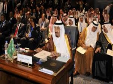 صحيفة بريطانية: القمة العربية نصبت السعودية شرطياً للمنطقة