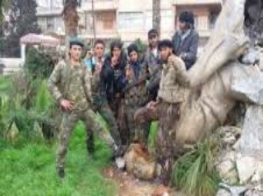 العصابات التكفيرية تدمر تمثال الزعيم الوطني الكبير إبراهيم هنانو في إدلب
